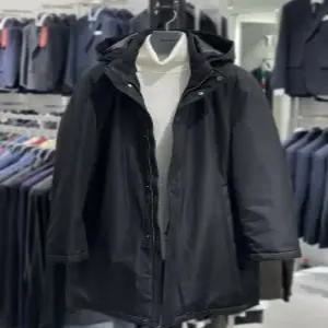 [트루젠] 트루젠 블랙 헤링본 구스다운 후드탈부착 패딩점퍼 코트 2444IH210450