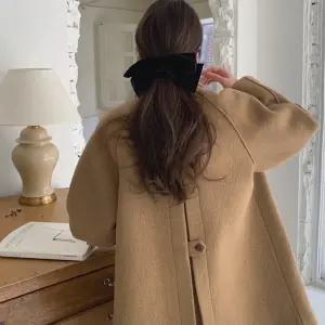 클래식 루즈핏 백슬릿 카라 모직 미들 싱글 코트 겨울아우터 출근룩 하객룩