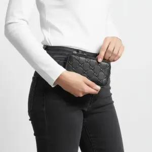 GUCCI 26SS GG 엠블럼 케이스 850185 AAFDV 1000)