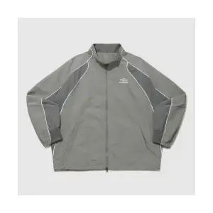 엄브로 UMBRO 엔지니어드(Engineered) 스탠넥 웜업 자켓 카키(UQ121CJK25) UQ121CJK25_GKA0 127003