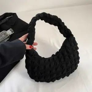 버블엠보패턴탑핸들가방 심플 반달숄더백(블랙) 데일