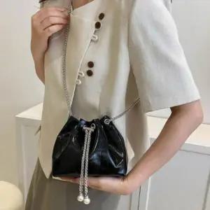 [하프클럽/]여성 데일리 버킷백 가방 메탈릭 체인 미니 복조리백