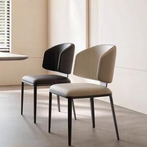 모던 미니멀리스트 다이닝 체어 가죽 커버 곡선형 등받이 블랙 메탈 슬림 다리 다이닝룸 거실 장식용