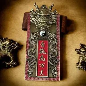 팔괘은 집을 보호하는 보물로 녹색 용이 있는 금속 수공예 펜던트입니다.