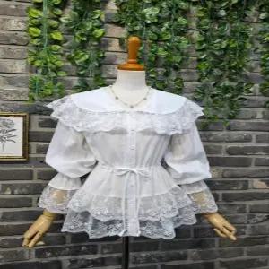 페미닌 레이스 포인트 셔링 페플럼 블라우스