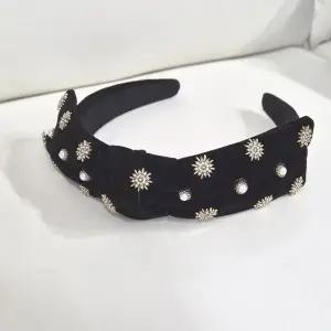 진주 큐빅 장식 블랙 벨벳 리본 헤어밴드 머리띠