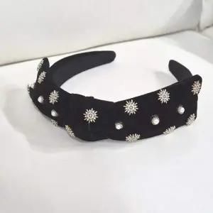 [골드스마일]진주 큐빅 장식 블랙 벨벳 리본 헤어밴드 머리띠