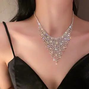 [셀러에이드]연말 파티 무대용 크리스탈 큐빅 초커 목걸이 화려한 행사 액세서리