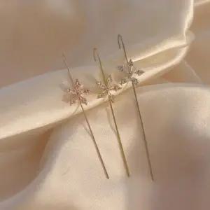 [셀러에이드]플라워 큐빅 크롤러 후크형 귀걸이 여성 액세서리 주얼리