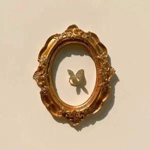 [알티피아]큐빅 반짝임 나비 모양 귀걸이 클립형 이어커프