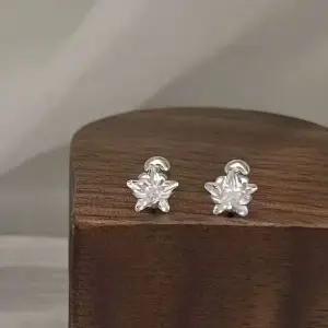 [골드스마일]벚꽃 큐빅 귀걸이 플라워 디자인 포인트 스타일 연출