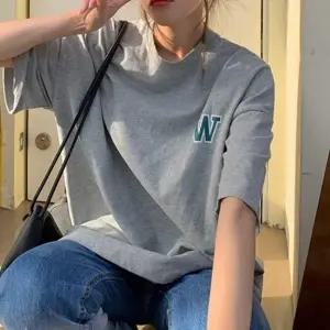 여자 대학생 여름 청바지 코디 오버핏 라운드 반팔티 (KYR-WFGDY4N)