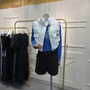 빅 아웃포켓 크롭 양면 구스 다운 베스트 ER4NV461IVCA 606992