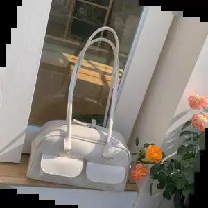 볼륨스퀘어 볼륨 캐주얼 페미닌 여행 백 여성 백팩 학생 패션잡화 보조 힙색 여행용 가 핸드폰 데일리