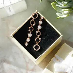 은침) 샨디 크리스탈 언발 귀걸이 은침귀걸이 은침 크리스탈귀걸이 언발귀걸이 롱귀걸이