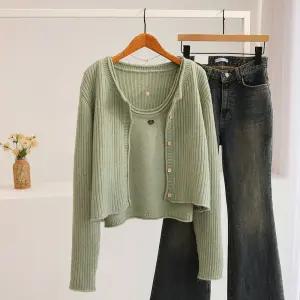 [잇수다] (SET) 튜토 골지 라운드 울 니트 가디건 + 하트 나시 세트