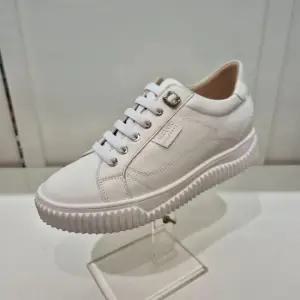 [엘칸토]엘칸토 HC11 소가죽 여성 스니커즈 N2V0U61X310 (46186679)