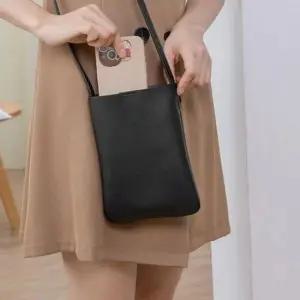 [패션] 미니 가죽 크로스백 핸드폰 가방 외출 산책 편의점 활용 작은 숄더백