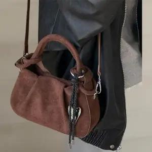 CMB40E8여성용 사랑스러운 매듭 하트 키링 투웨이 가죽 토트백