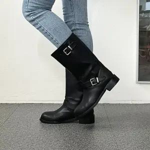 여성 3컬러 엔지니어 더블버클 로우굽 미들부츠