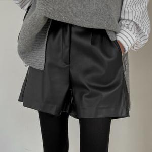 [시크릿라벨] 뒷밴딩기모핀턱레더숏팬츠