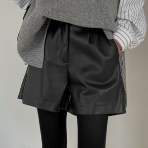[시크릿라벨] 뒷밴딩기모핀턱레더숏팬츠