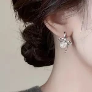 고품질 리본 모양 진주 감성 실버톤 여성 귀걸이 리본귀걸이 (WFKE1UA)