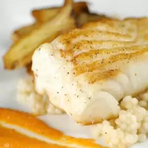 야생에서 잡은 칠레 농어 뼈 없는 중간 정도의 단단하고 적당히 기름진 고기는 1회 제공량당 17g의 단백질