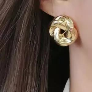 /신상오픈런 여성 일상용 트위스트 메탈 귀걸이