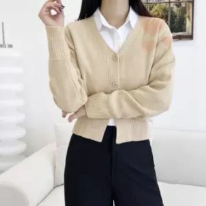 브이넥 긴팔가디건 여자 대학생 스타일리시 여름 데이트룩 패션 캐쥬얼