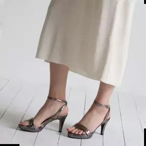 여자샌들 국내제작 에나멜 베이직 가보시 발등 스트랩 샌들힐