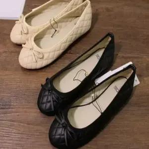 여성 리본 장식 퀼팅 포인트 무광 플랫슈즈 플랫 단화