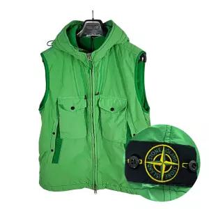 미세하자 - 스톤아일랜드 7515G0931 V0050 남성 와펜 TC 후드 패딩 조끼 Stone Island 100%정품