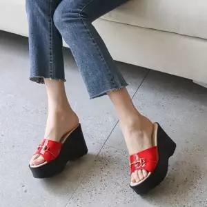 국내제작 체인 장식 오픈토 플랫폼 웨지솔 키높이 안정감 여성 힐 슬리퍼 6SS 체인장식