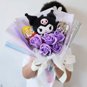 인형꽃다발 졸업선물 쿠로미 퍼플 킨더조이 캡슐토이 오로라포장