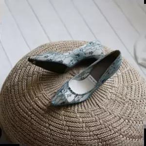 여성구두 국내제작 뾰족코 망사 매쉬 자수 미들굽