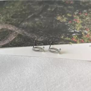 [셀러허브]여자 써지컬 물고기라인 미니멀리즘 귀걸이 (S18886311)