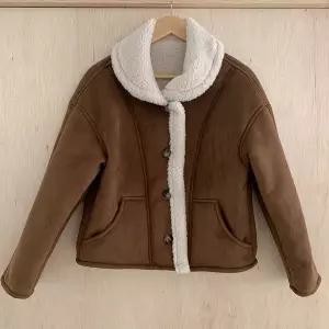 [신세계라이브쇼핑][옷자락] 여성 뽀글이 양털 카라넥 버튼 무스탕 절개 브라운 자켓
