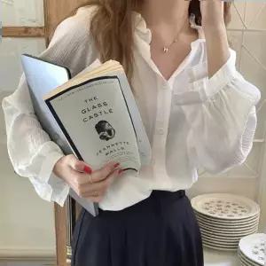 봄블라우스 내추럴 구김 소재 프릴브이넥 여유핏 시스루 블라우스