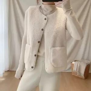 [하프클럽/옷자락]여성 포근한 양털 베스트 라운드넥 버튼 포켓 루즈핏