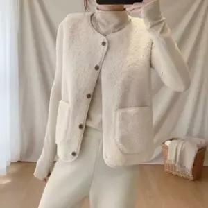 [하프클럽/]여성 포근한 양털 베스트 라운드넥 버튼 포켓 루즈핏