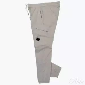 CP컴퍼니 크롬 R 레귤러 팬츠 15CMPA247A 005904G 335 트랙 레귤러핏