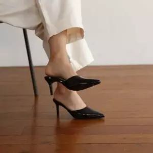 국내제작 뾰족코 에나멜 유광 미들굽 여성 구두 뮬 힐Y-WE041C6