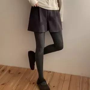 [코코블랑] 라비스 모직 핀턱 숏 팬츠(뒷밴딩)