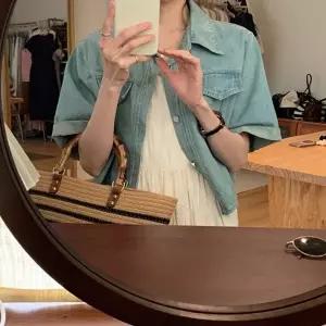 (사이즈 블루FREE)반팔 얇은 자켓 크롭기장 세로 절개 데일리 겨울 방풍 아우터 바람막이 플리스 후드 다운