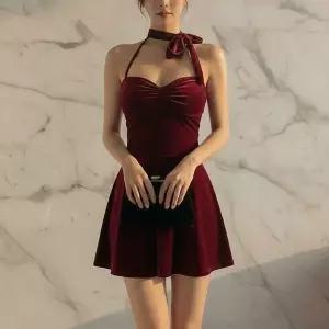 [하프클럽/]여성 벨벳 홀터넥 슬림 플레어 미니 드레스