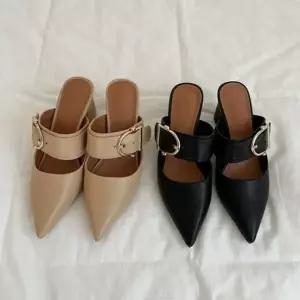 와이드 버클 스트랩 포인트 포인티드 토 뮬 힐 6SS