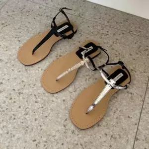 미니멀 스트랩 디테일 여성 스트랩샌들 로우컷 데일리 슈즈 라인 6SS 스트랩샌들 플랫샌들