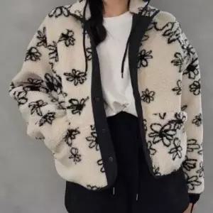 [하프클럽/셀러허브_여성트랜드패션]여성 크롭핏 꽃무늬 뽀글이 양면 플리