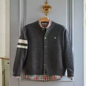 헤지스 남성 25FW [시즌오프]그레이 울혼방 소매 배색 라운드 가디건 HZSW5D200G2